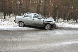 В результате наезда автомашины на дерево на Исинском тракте травмирован ребенок 