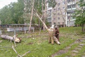 Сотрудники ФПС оказывают помощь населению в борьбе с последствиями урагана