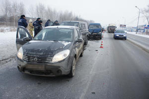 На Восточном шоссе в результате наезда ГАЗели на стоящие автомашины травмирован пешеход