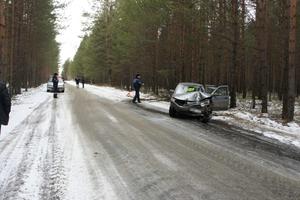 В результате наезда автомашины на дерево на Исинском тракте травмирован ребенок 