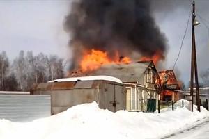 В Нижнем Тагиле сгорел дом и внедорожник