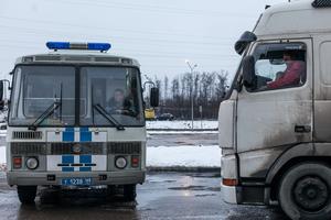 Под Нижним Тагилом ОМОН задержал грузовик с алкоголем