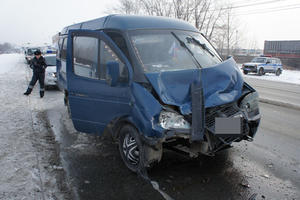 На Восточном шоссе в результате наезда ГАЗели на стоящие автомашины травмирован пешеход