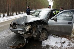 В результате наезда автомашины на дерево на Исинском тракте травмирован ребенок 