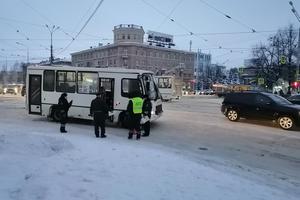 Сотрудники ГИБДД устанавливают причины и обстоятельства ДТП, в результате которого пострадал пешеход.