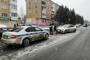 Сотрудники ГИБДД выясняют обстоятельства ДТП, в результате которого пострадал пешеход.