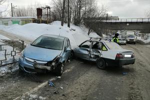 Сотрудники ГИБДД  устанавливают обстоятельства дорожно-транспортного происшествия с участием 2 автомобилей, в результате которого пострадал ребенок - пассажир.