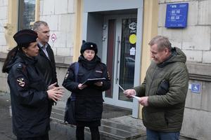 В Нижнем Тагиле участковые полиции совместно с общественным советом  предупреждают граждан, как не стать жертвой мошенников и не лишиться средств с банковского счета 