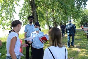 Профилактические рейды по безопасному поведению на воде и сохранности имущества граждан во время отдыха продолжаются