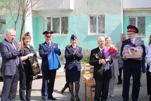 В Нижнем Тагиле сотрудники правоохранительных органов поздравили ветерана - участника блокады Ленинграда с предстоящим Днем Победы.