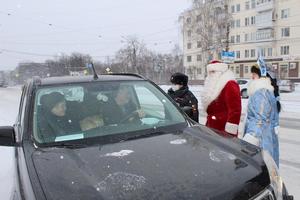 В Нижнем Тагиле полицейские Дед Мороз и Снегурочка поздравили водителей и юных пешеходов с наступающим Новым годом.