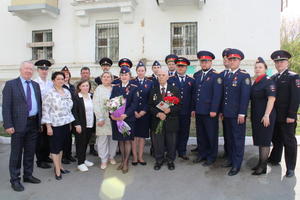 В Нижнем Тагиле сотрудники правоохранительных органов поздравили ветерана - участника блокады Ленинграда с предстоящим Днем Победы.