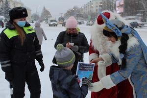 В Нижнем Тагиле полицейские Дед Мороз и Снегурочка поздравили водителей и юных пешеходов с наступающим Новым годом.