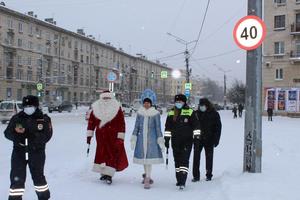 В Нижнем Тагиле полицейские Дед Мороз и Снегурочка поздравили водителей и юных пешеходов с наступающим Новым годом.