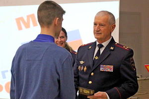 В Нижнем Тагиле в День Конституции сотрудники полиции торжественно вручили паспорта юным гражданам 