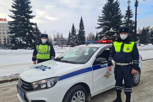 Инспекторы ГИБДД Нижнего Тагила оказали помощь водителю и пассажирам автобуса