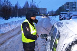 Сотрудники ГИБДД вышли в рейд по детским перевозкам