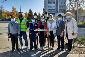 Сотрудники ГИБДД совместно с командиром добровольной народной дружины приняли участие в акции &quot;#ПДД на Асфальте&quot;