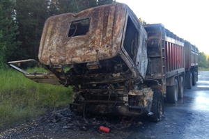 Под Нижним Тагилом грузовик загорелся на ходу