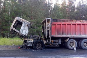 Под Нижним Тагилом грузовик загорелся на ходу