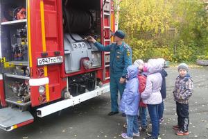 Пожарные приехали к детям