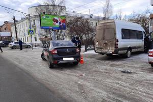 Сотрудники ГИБДД устанавливают причины и обстоятельства ДТП, в результате которого пострадала женщина пешеход.