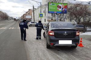 Сотрудники ГИБДД устанавливают причины и обстоятельства ДТП, в результате которого пострадала женщина пешеход.