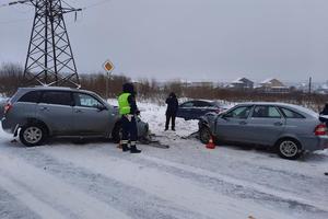 В Нижнем Тагиле сотрудники ГИБДД  устанавливают обстоятельства дорожно-транспортного происшествия, в результате которого пострадали 3 человека, в том числе ребенок - пассажир.