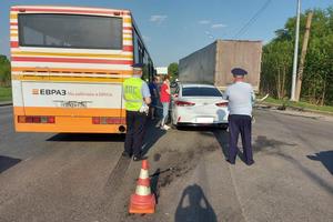 Сотрудники ГИБДД Нижнего Тагила устанавливают причины и обстоятельства столкновения двух транспортных средств.