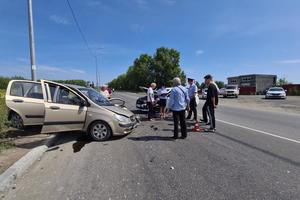  Сотрудники ГИБДД проводят проверку по факту ДТП, в результате которого 2 человека получили травмы.