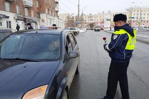 Руководители Госавтоинспекции МУ МВД России «Нижнетагильское» поздравили автоледи с 8 марта.