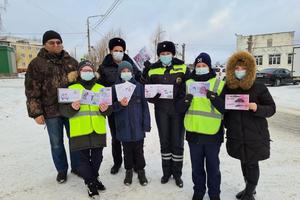 Сотрудники ГИБДД совместно с активистами отряда ЮИД поселка Горноуральский провели социально - значимую акцию &quot;Письмо водителю&quot;.