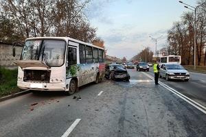 Сотрудники ГИБДД устанавливают причины и обстоятельства ДТП с участием пассажирского автобуса