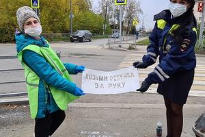 Сотрудники ГИБДД совместно с командиром добровольной народной дружины приняли участие в акции &quot;ПДД на Асфальте&quot;