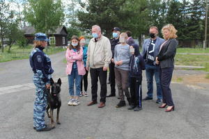 Представители Общественного Совета при полиции вместе с подопечными ЦВСНП МУ МВД России «Нижнетагильское» познакомились с работой полицейских кинологов 