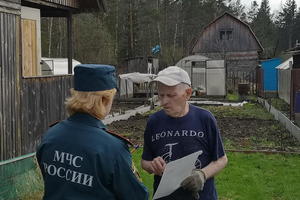 ПОЖАРООПАСНЫЙ ПЕРИОД:  в выходные и праздничные дни сотрудники МЧС патрулировали коллективные сады, граничащие с лесом