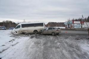 Микроавтобус врезался в ВАЗ под Нижним Тагилом