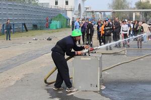 В НИЖНЕМ ТАГИЛЕ ПРОШЛИ ГОРОДСКИЕ СОРЕВНОВАНИЯ ПО ПОЖАРНО-СПАСАТЕЛЬНОМУ СПОРТУ СРЕДИ УЧАЩИХСЯ ШКОЛ