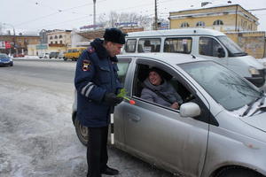 Сотрудники Госавтоинспекции поздравили женщин цветами