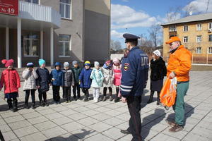 ЕВРАЗ НТМК и сотрудники ГИБДД провели акцию по БДД.