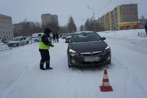 Водитель иномарки на пешеходном переходе сбил подростка