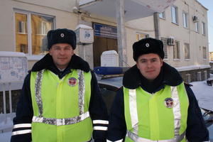 Сотрудники ГИБДД оказывают помощь водителям в морозы.