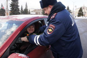 Главный госавтоинспектор поздравил автоледи с 8 марта!