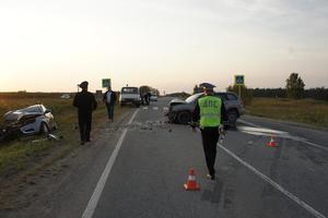 Сотрудники Госавтоинспекции проводят проверку по факту столкновения в результате которого погиб один человек и ранены три человека