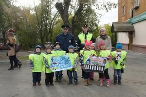 В рамках &quot;Недели безопасности&quot; сотрудники Госавтоинспекции напомнили детям о правилах поведения на дороге