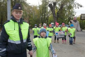 В рамках &quot;Недели безопасности&quot; сотрудники Госавтоинспекции напомнили детям о правилах поведения на дороге