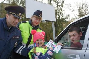 В рамках &quot;Недели безопасности&quot; сотрудники Госавтоинспекции напомнили детям о правилах поведения на дороге