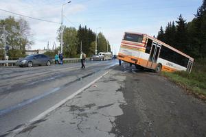 Госавтоинспекция проводить проверку по дорожно-транспортному происшествию в селе Николо Павловское с участием автобуса в результате которого погиб один и ранены пять человек 