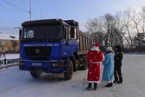 ГИБДД совместно с Дедом Морозом и Снегурочкой поздравили участников дорожного движения