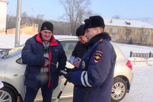 ГИБДД совместно с Дедом Морозом и Снегурочкой поздравили участников дорожного движения